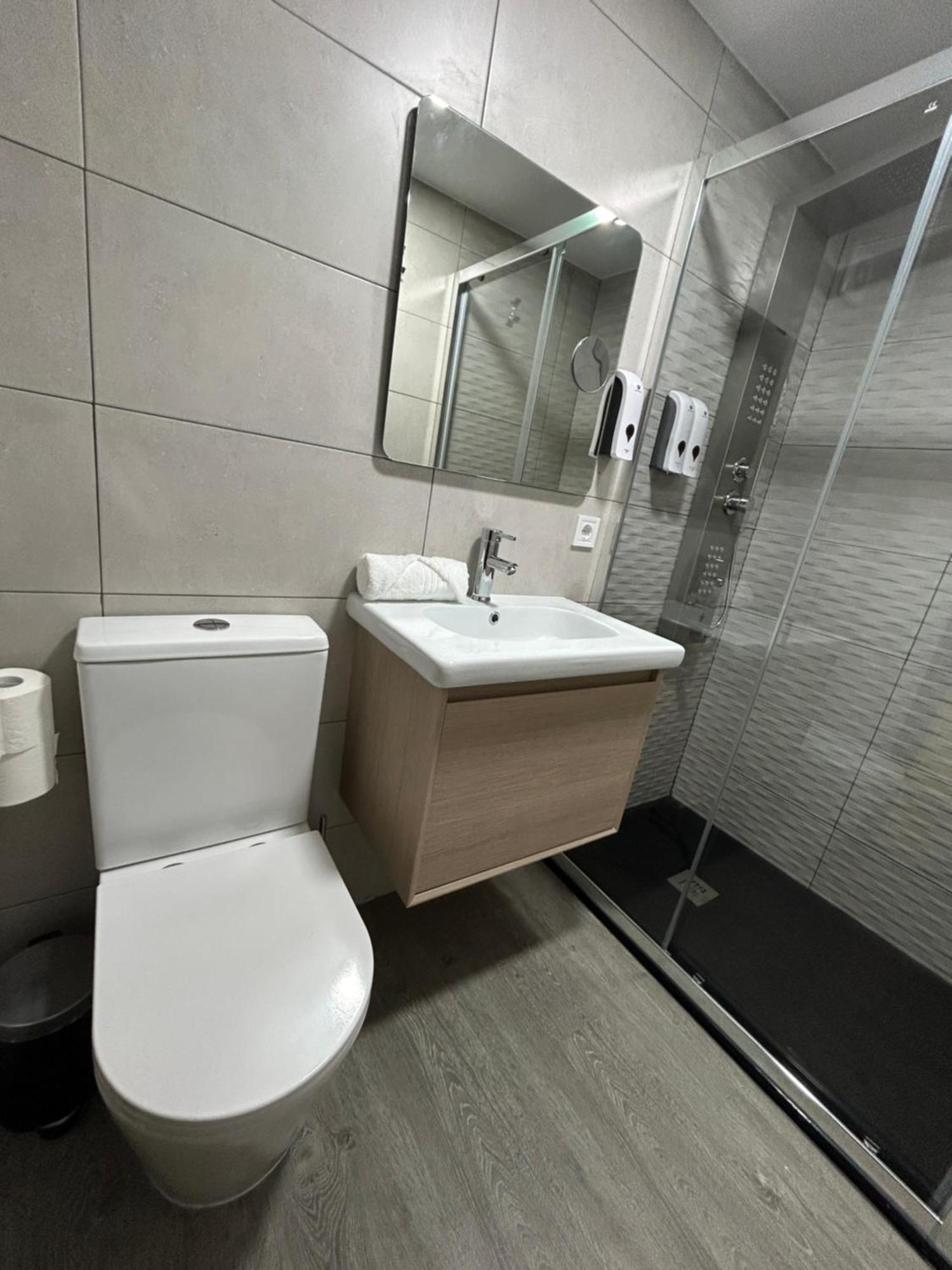 Habitacion Con Jacuzzi Y Bano Privado 马德里 外观 照片
